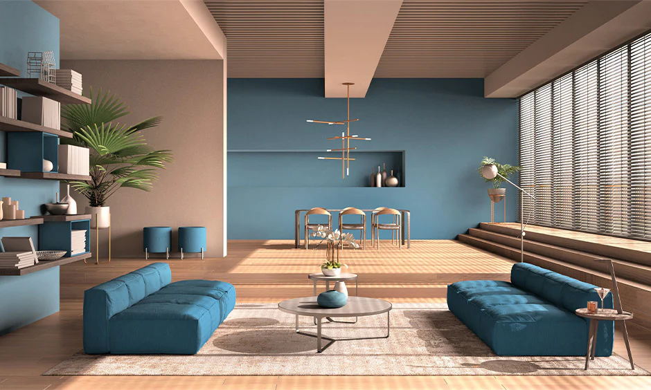 Istanbuler Wohnzimmer mit blauen Sofas und einem Tisch aus Edelstahl.